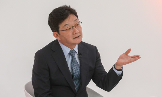 9일 서울 금천구 즐스튜디오에서 열린 국민의힘 대선 경선 후보 '국민 시그널 면접'에 참가한 유승민 후보가 답변하고 있다. 연합뉴스